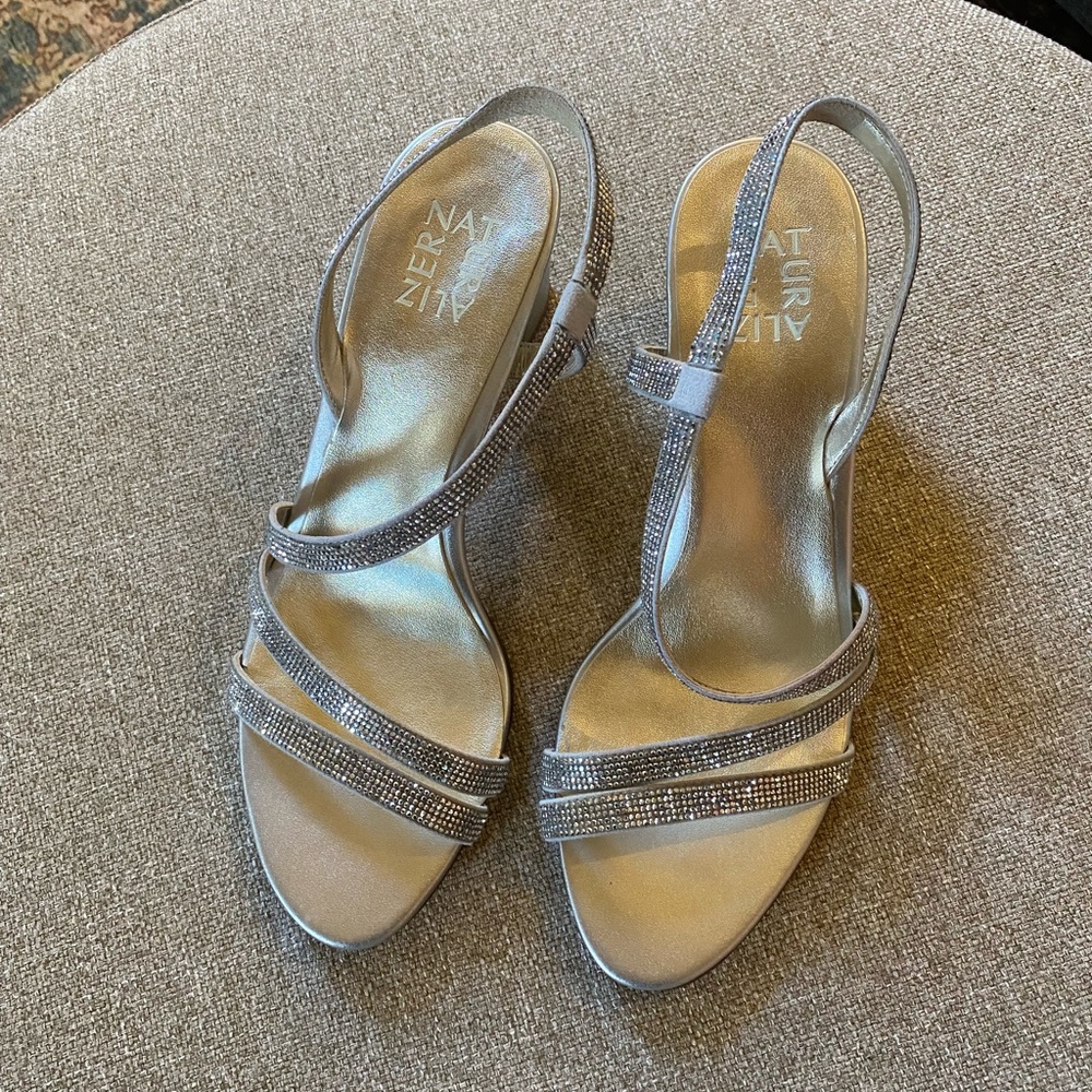 Naturalizer Silver Vanessa dress Shoe. Like new, size 9.